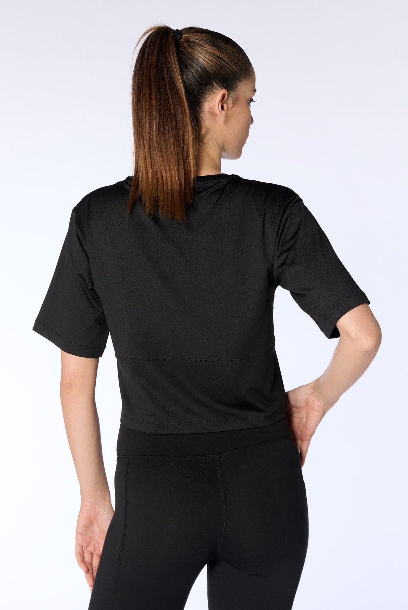 Cropped T-Shirt aus recyceltem Polyester - Evermind.eco