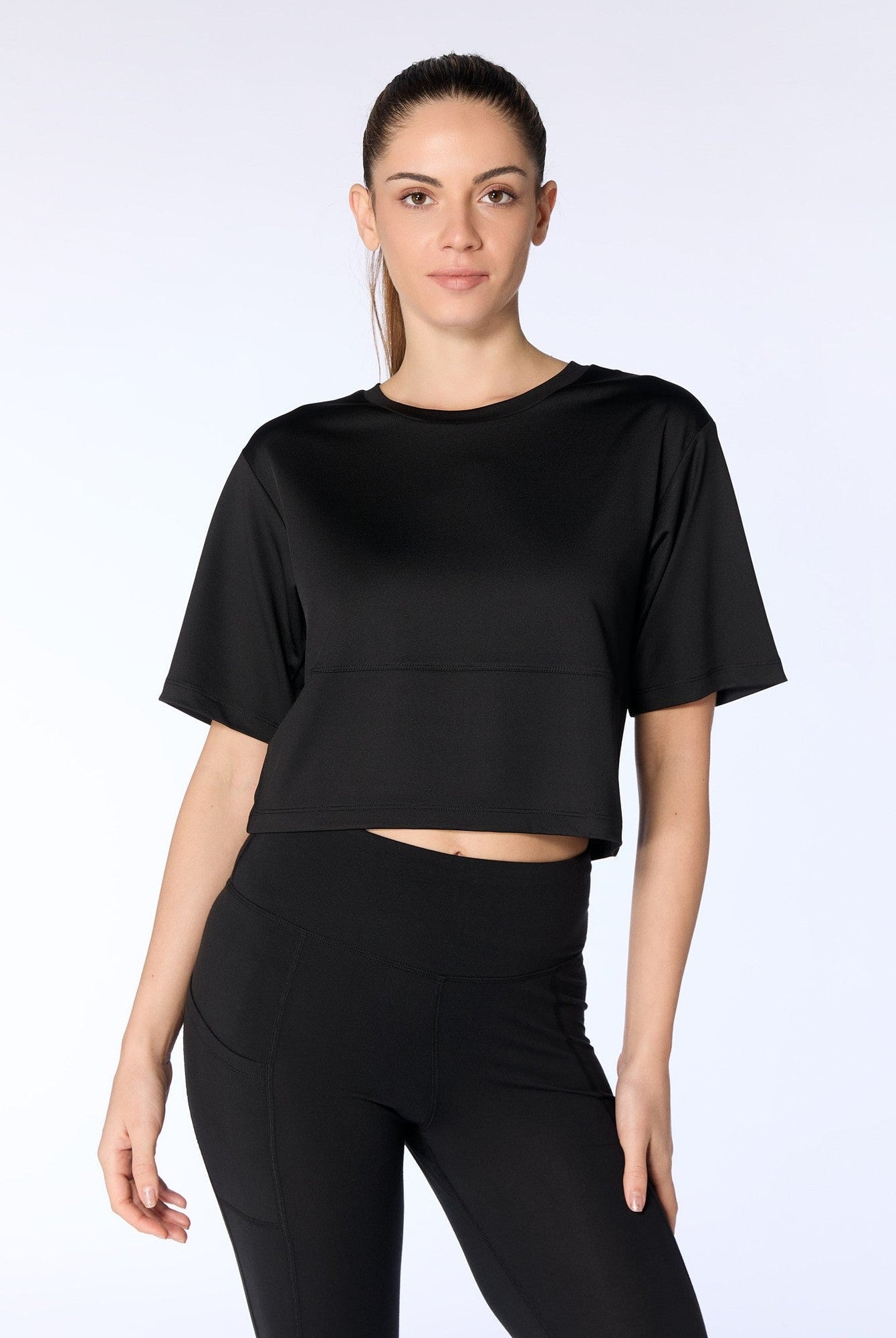 Cropped T-Shirt aus recyceltem Polyester - Evermind.eco