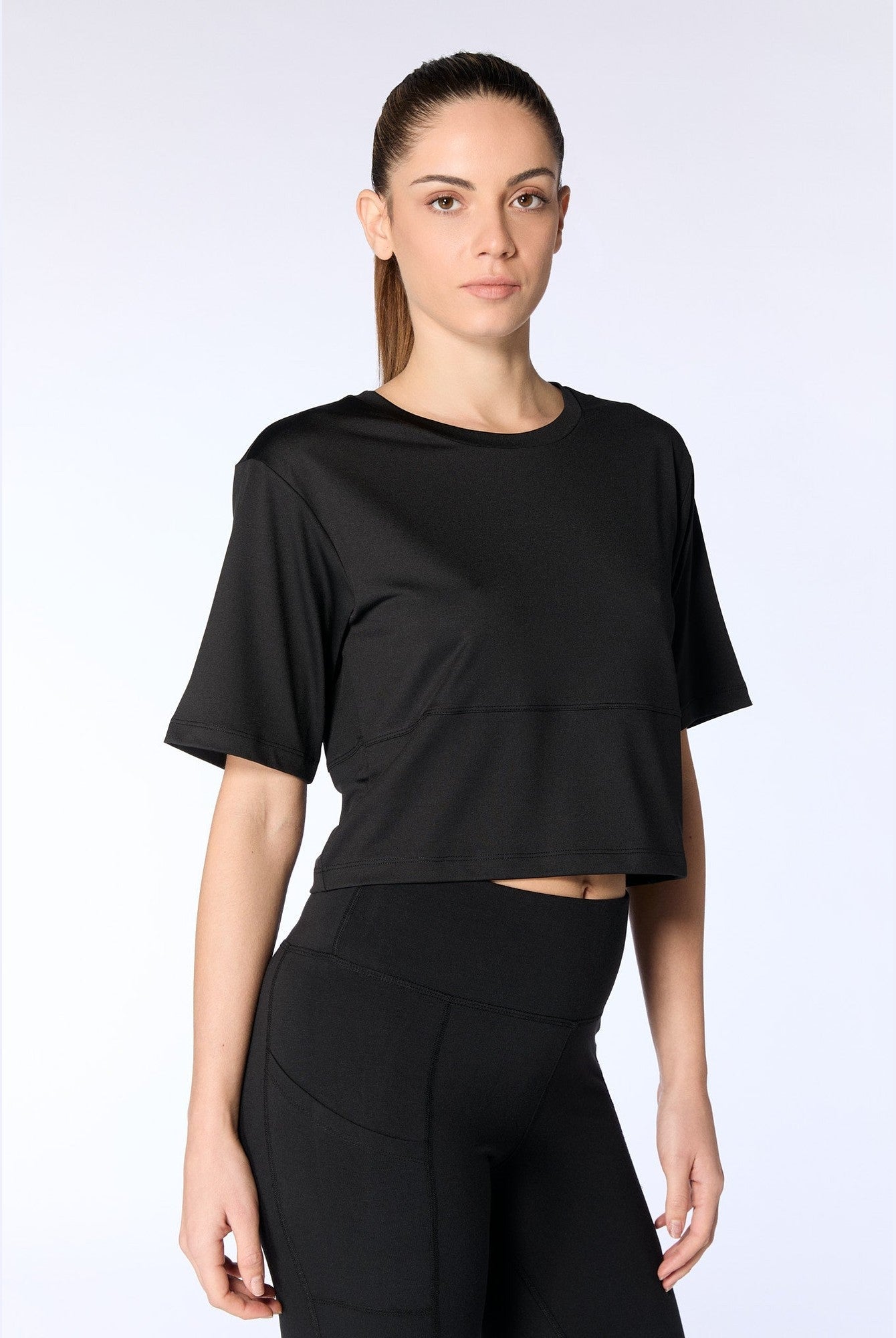 Cropped T-Shirt aus recyceltem Polyester - Evermind.eco
