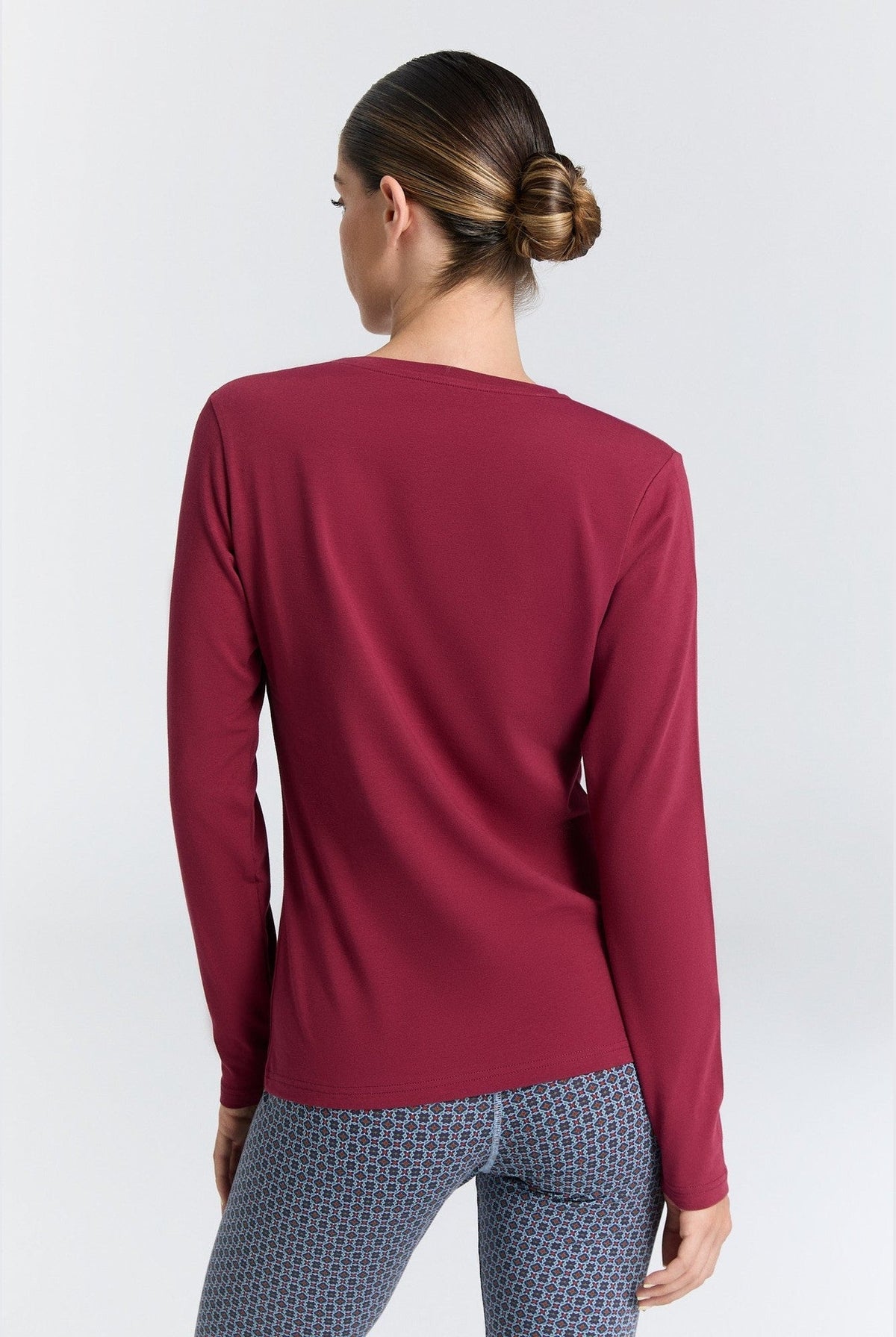 Damen Bio-Baumwoll Langarmshirt mit V-Ausschnitt - Evermind.eco