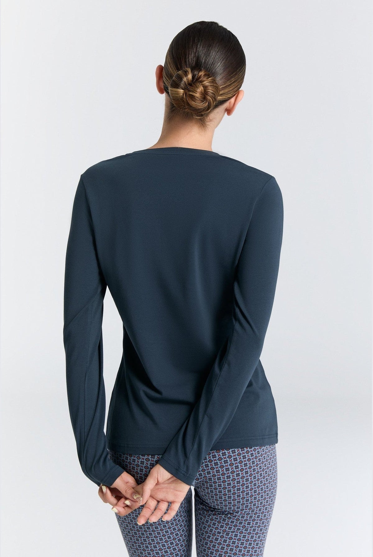 Damen Bio-Baumwoll Langarmshirt mit V-Ausschnitt - Evermind.eco