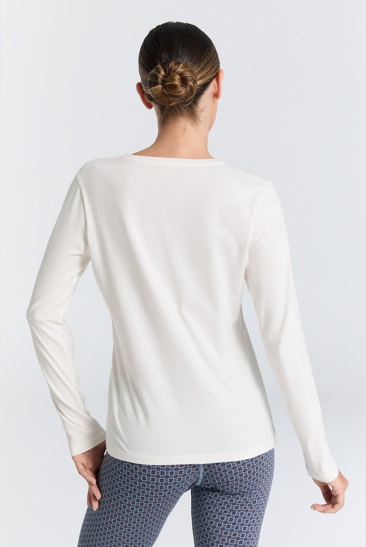 Damen Bio-Baumwoll Langarmshirt mit V-Ausschnitt - Evermind.eco