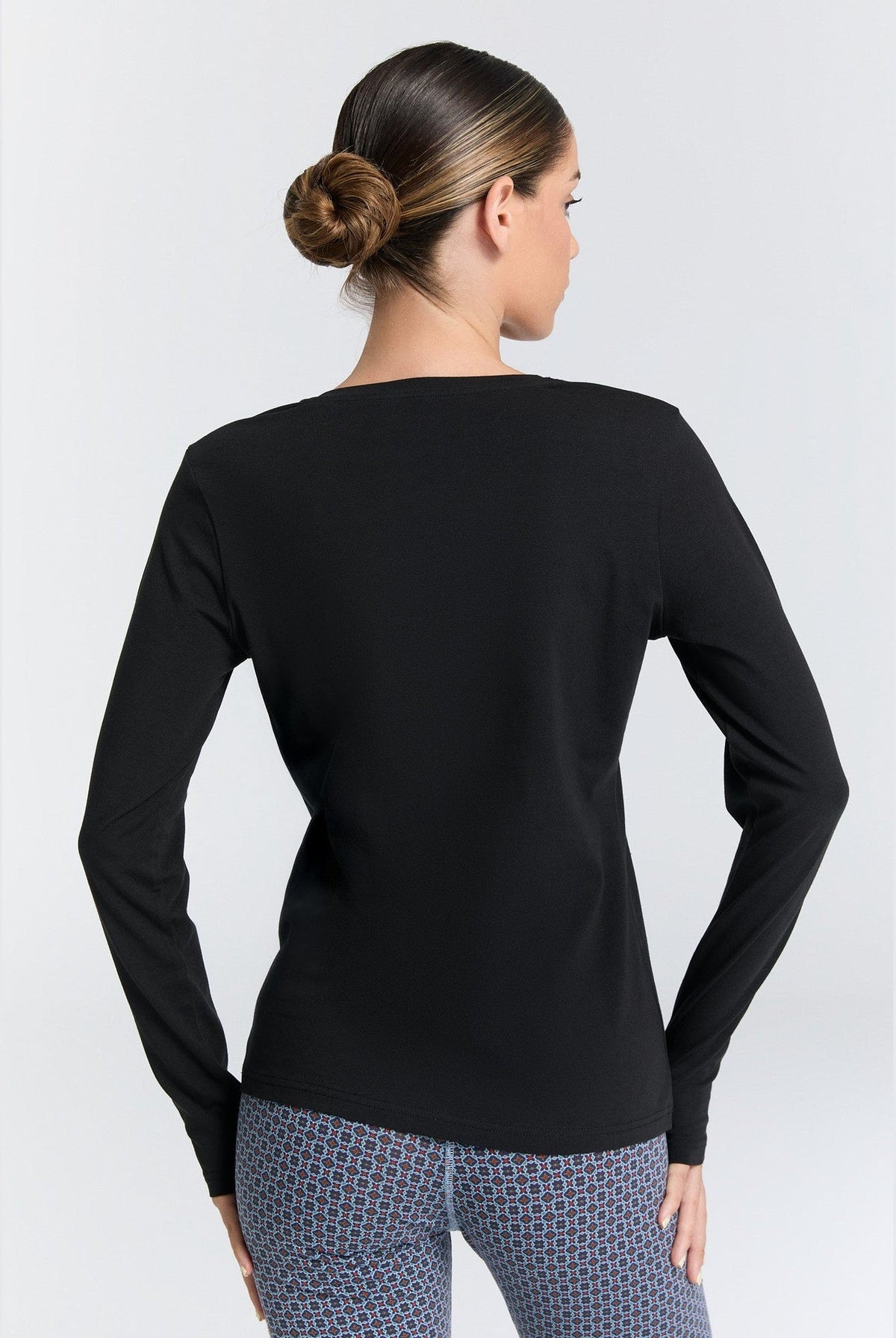 Damen Bio-Baumwoll Langarmshirt mit V-Ausschnitt - Evermind.eco