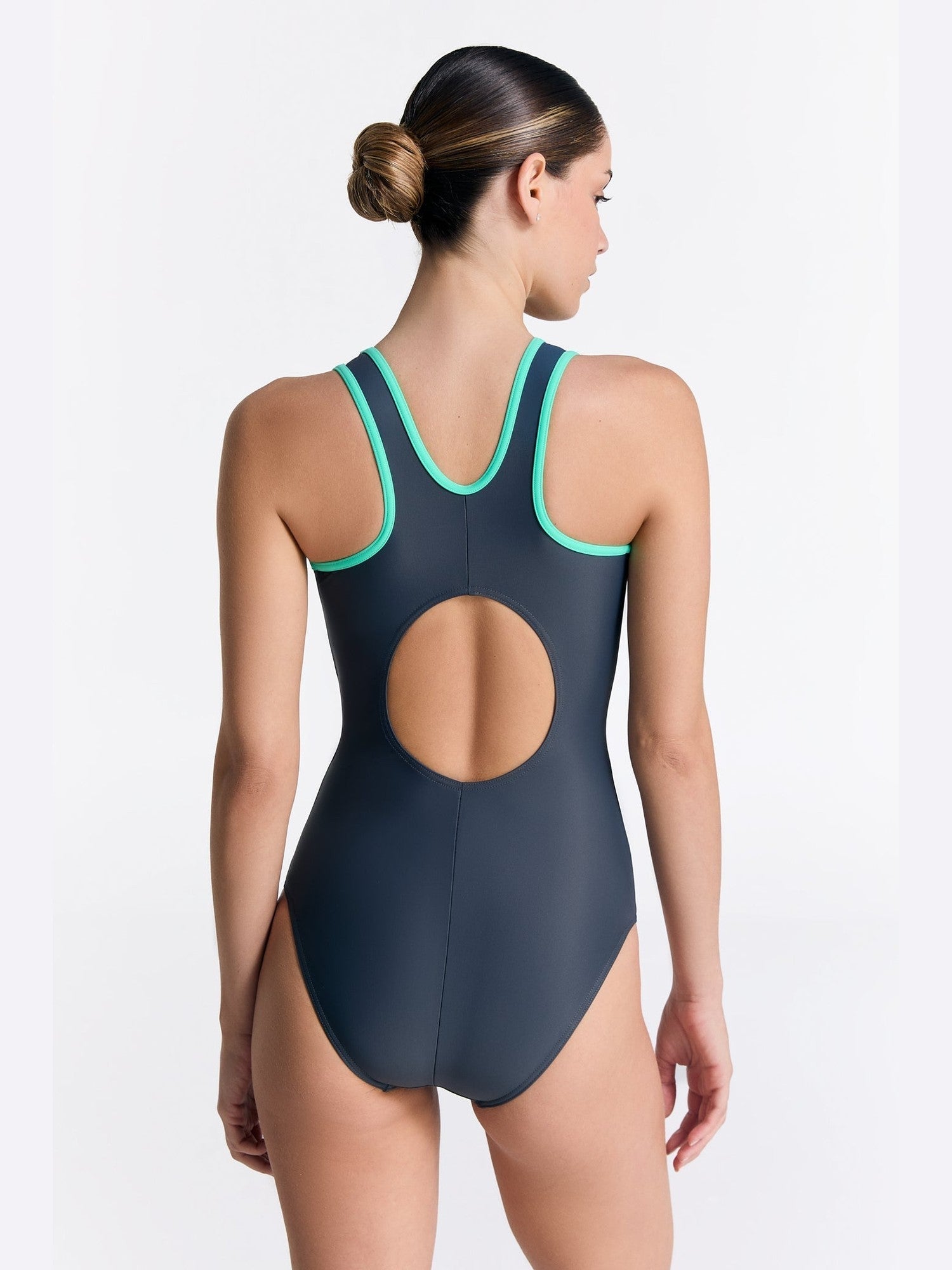 Damen Sport-Badeanzug – Nachhaltig, ECONYL® Recycled, Made in EU, Schnelltrocknend - Evermind.eco