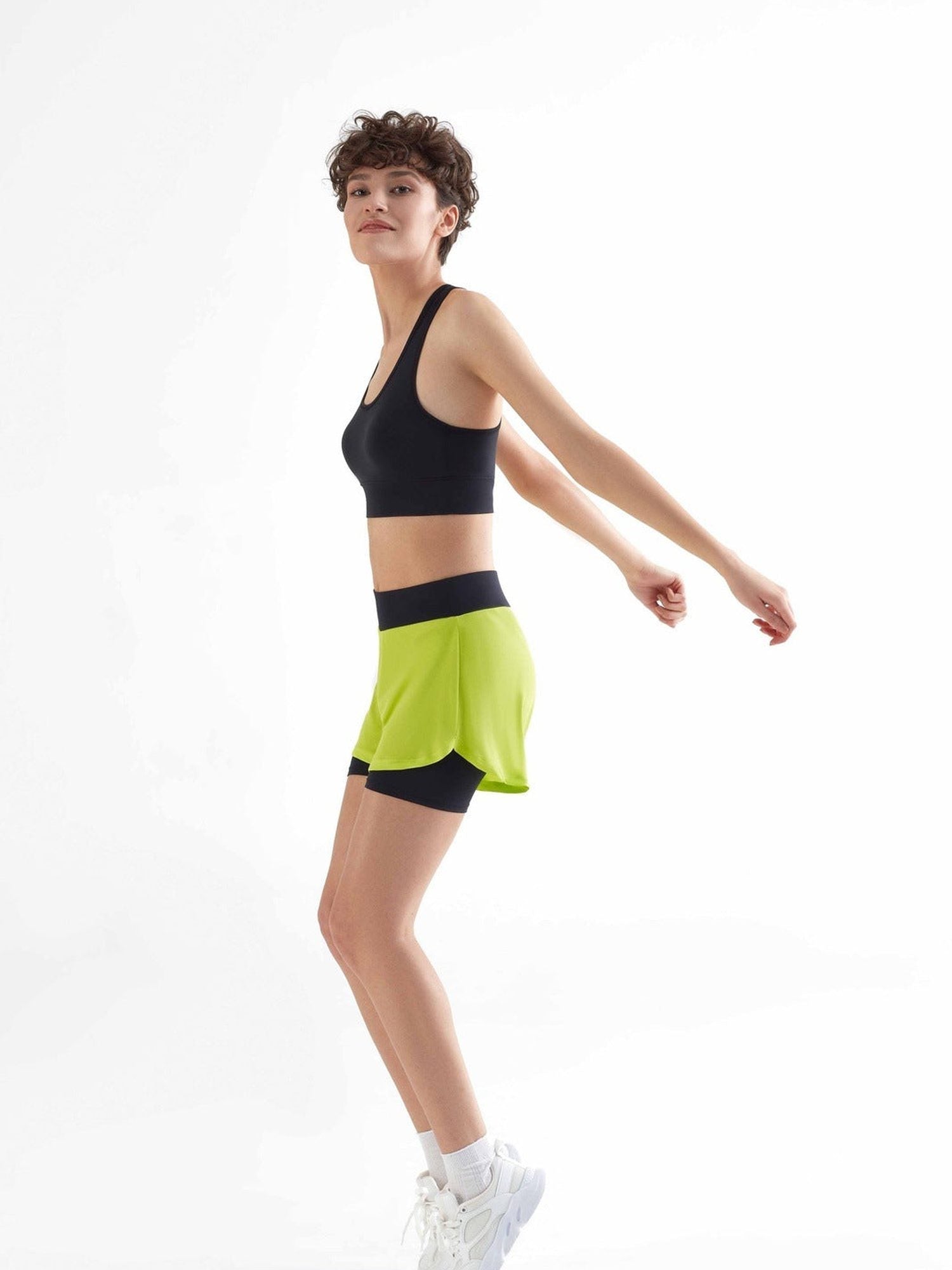Damen Sport Shorts aus recyceltem Polyester - Evermind.eco