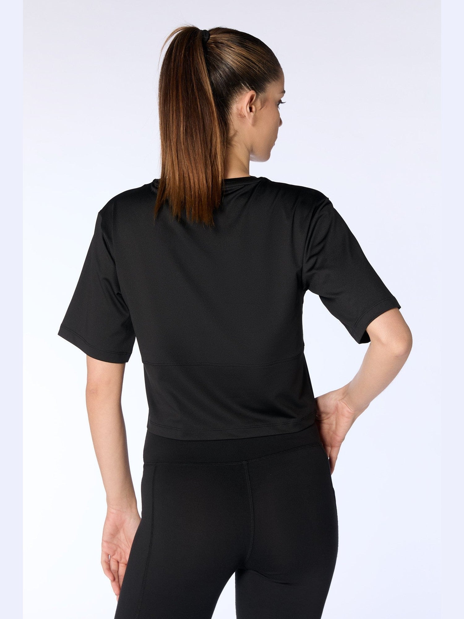 Cropped T-Shirt aus recyceltem Polyester - Evermind.eco