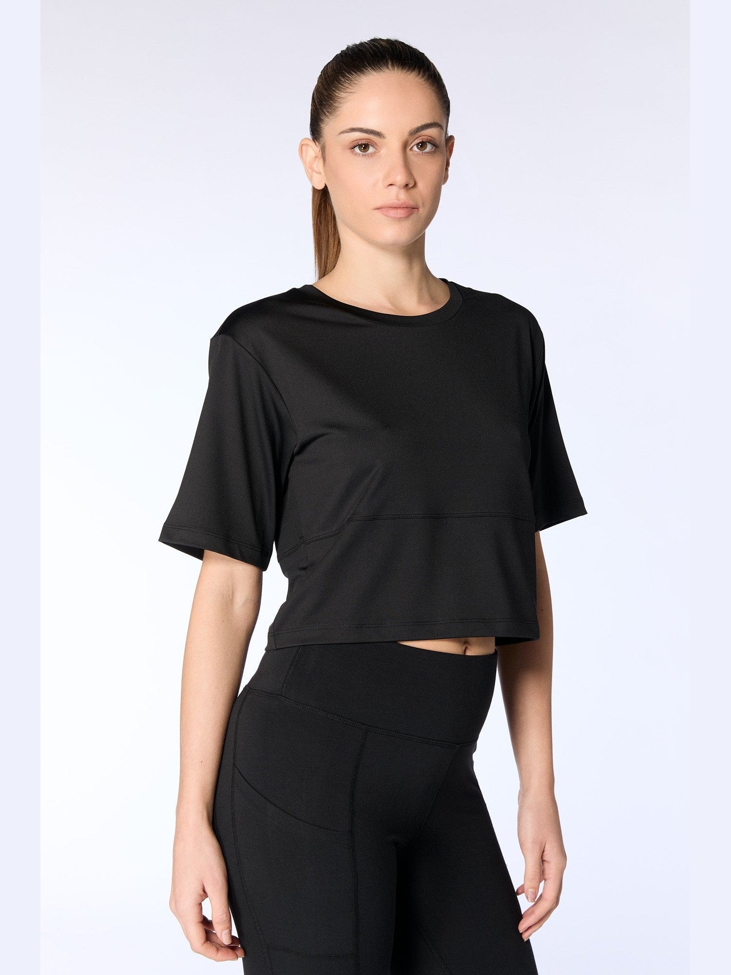 Cropped T-Shirt aus recyceltem Polyester - Evermind.eco