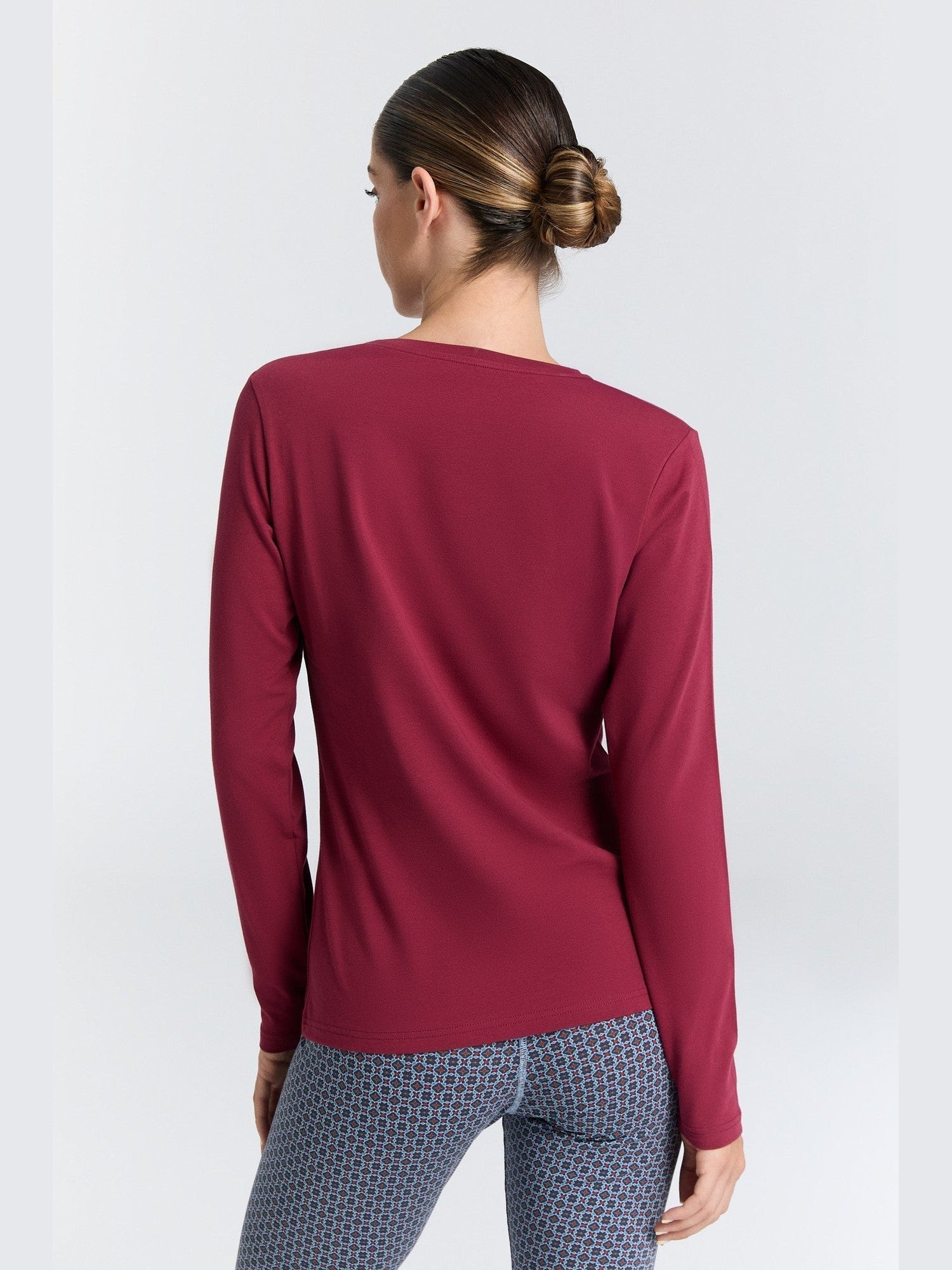 Damen Bio-Baumwoll Langarmshirt mit V-Ausschnitt - Evermind.eco