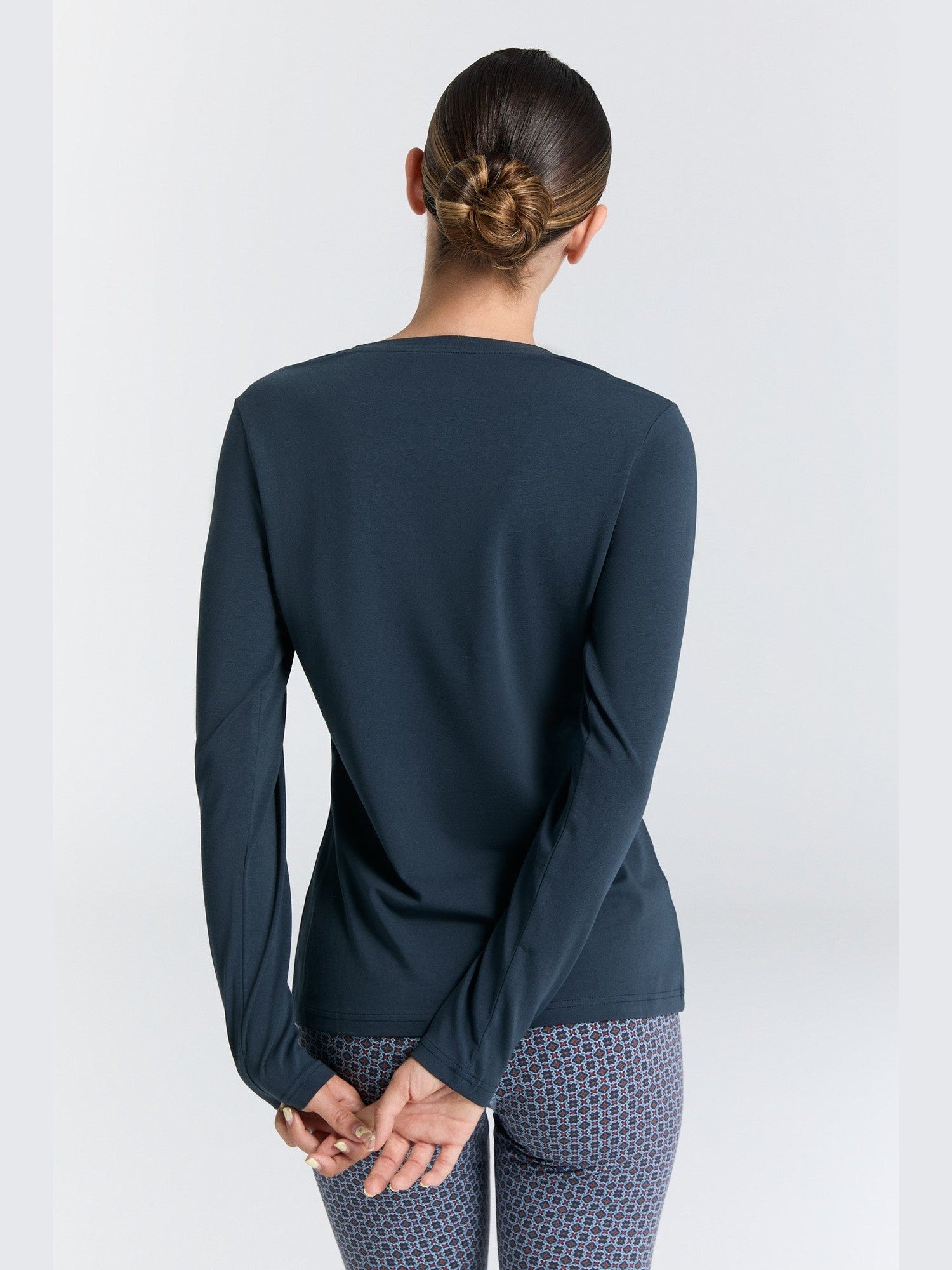 Damen Bio-Baumwoll Langarmshirt mit V-Ausschnitt - Evermind.eco