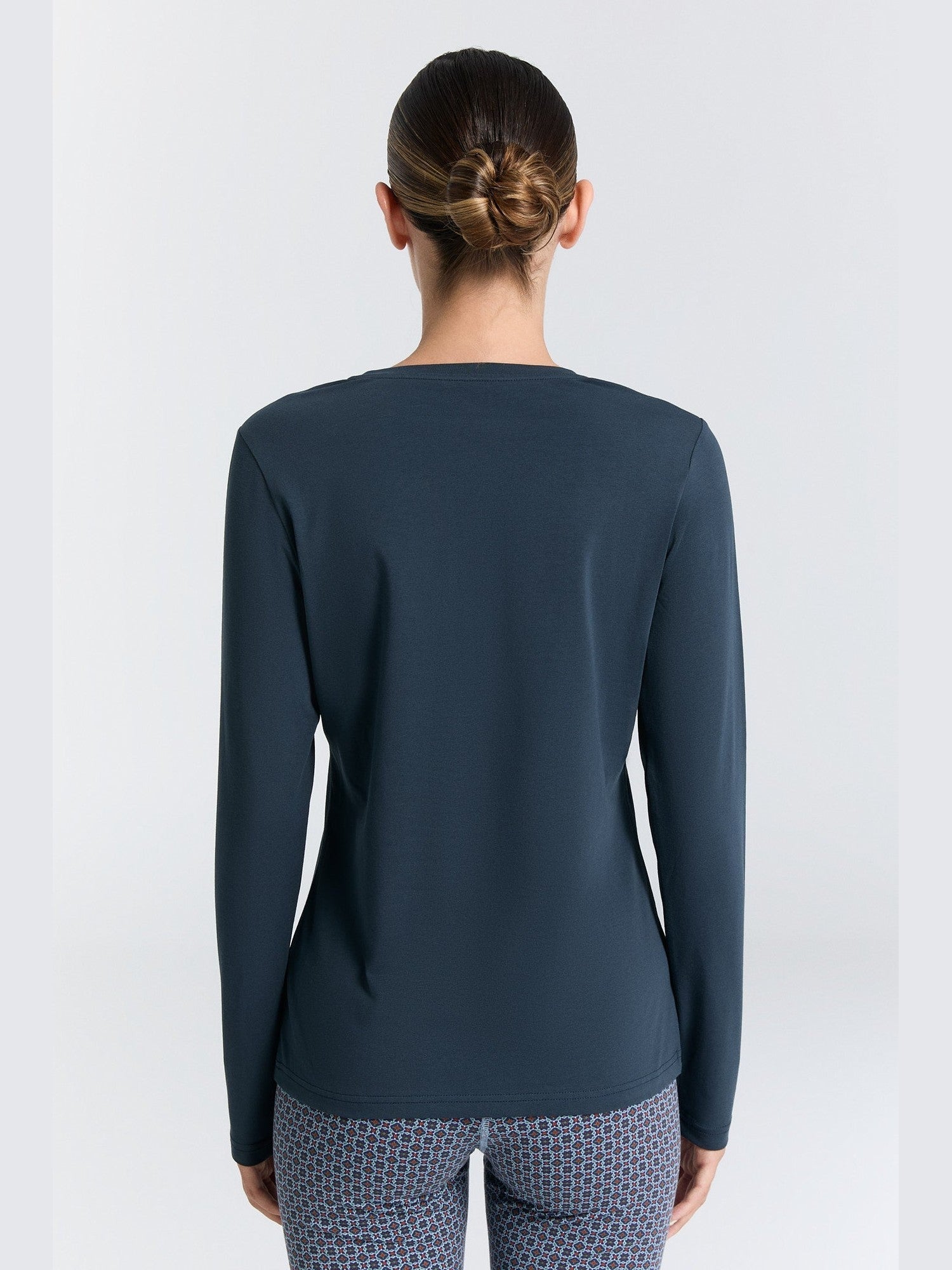 Damen Bio-Baumwoll Langarmshirt mit V-Ausschnitt - Evermind.eco