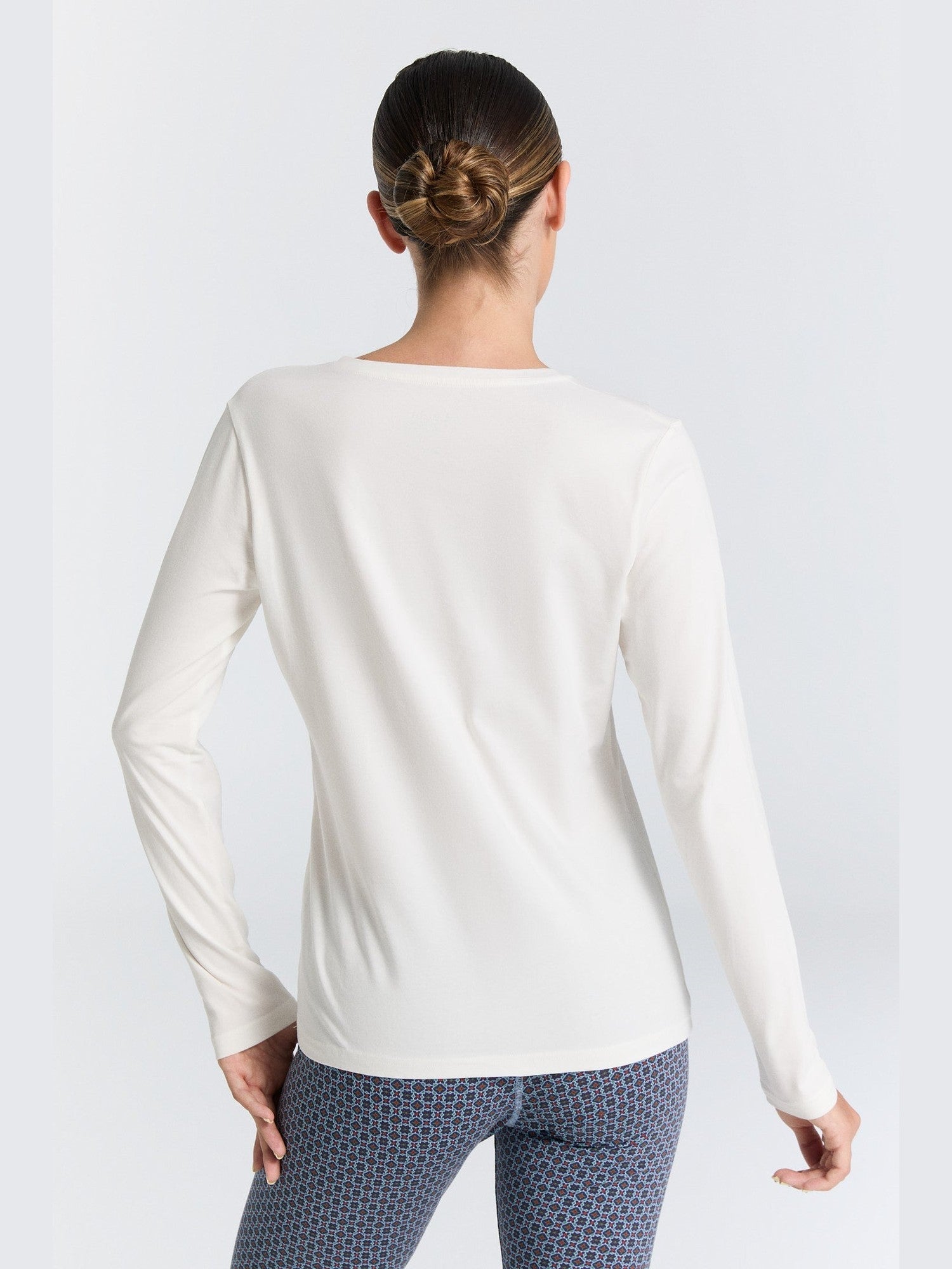 Damen Bio-Baumwoll Langarmshirt mit V-Ausschnitt - Evermind.eco