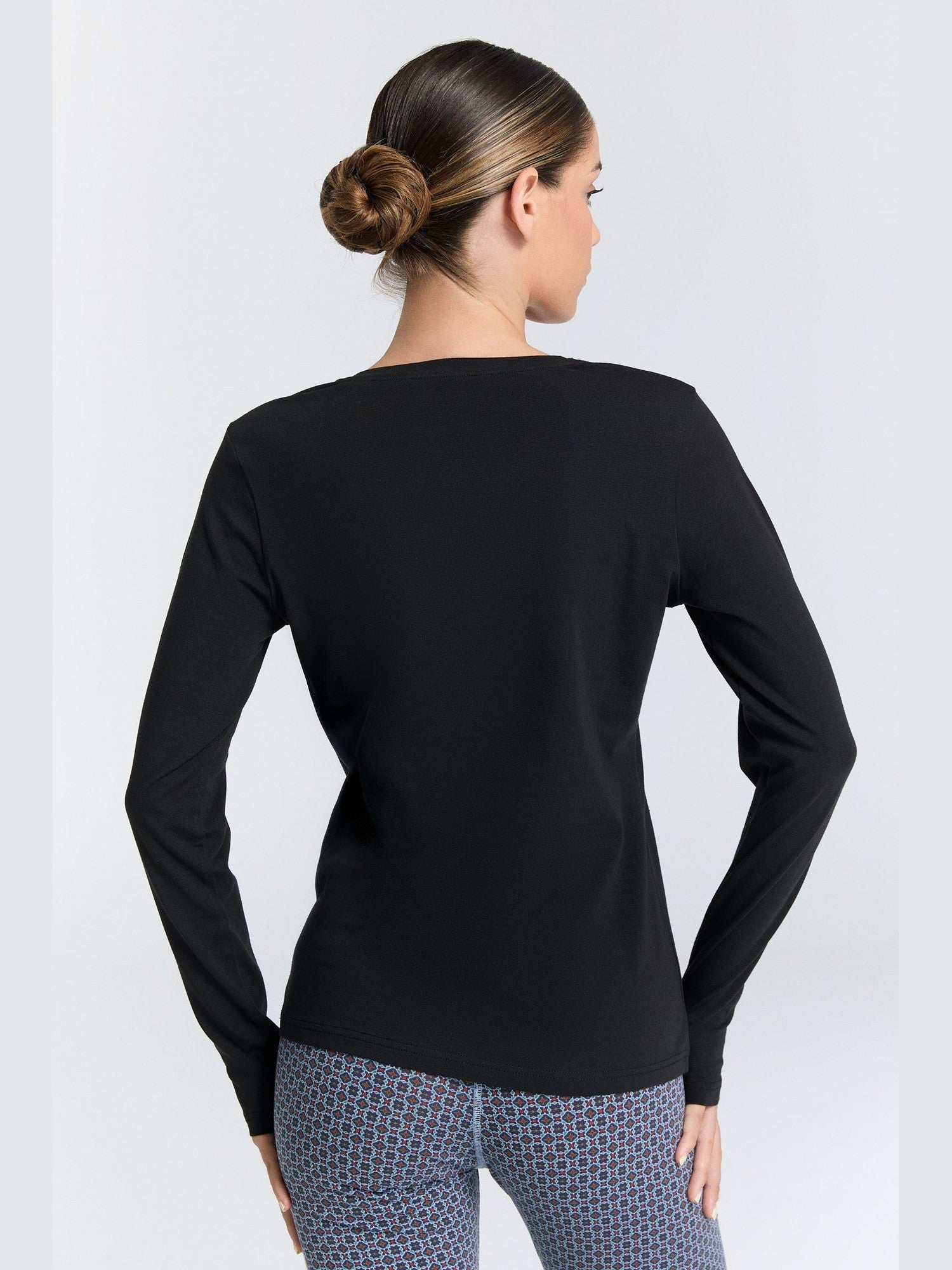 Damen Bio-Baumwoll Langarmshirt mit V-Ausschnitt - Evermind.eco