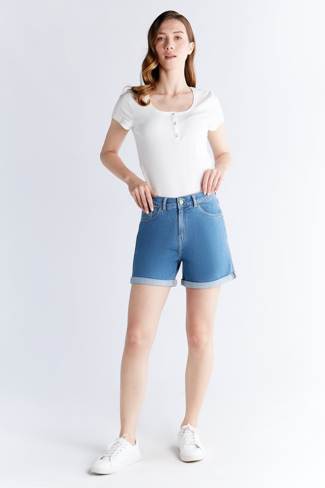 Damen Super Stretch Mom Fit Denimshorts - Evermind.eco