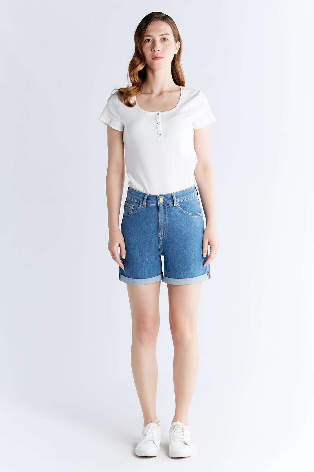 Damen Super Stretch Mom Fit Denimshorts - Evermind.eco